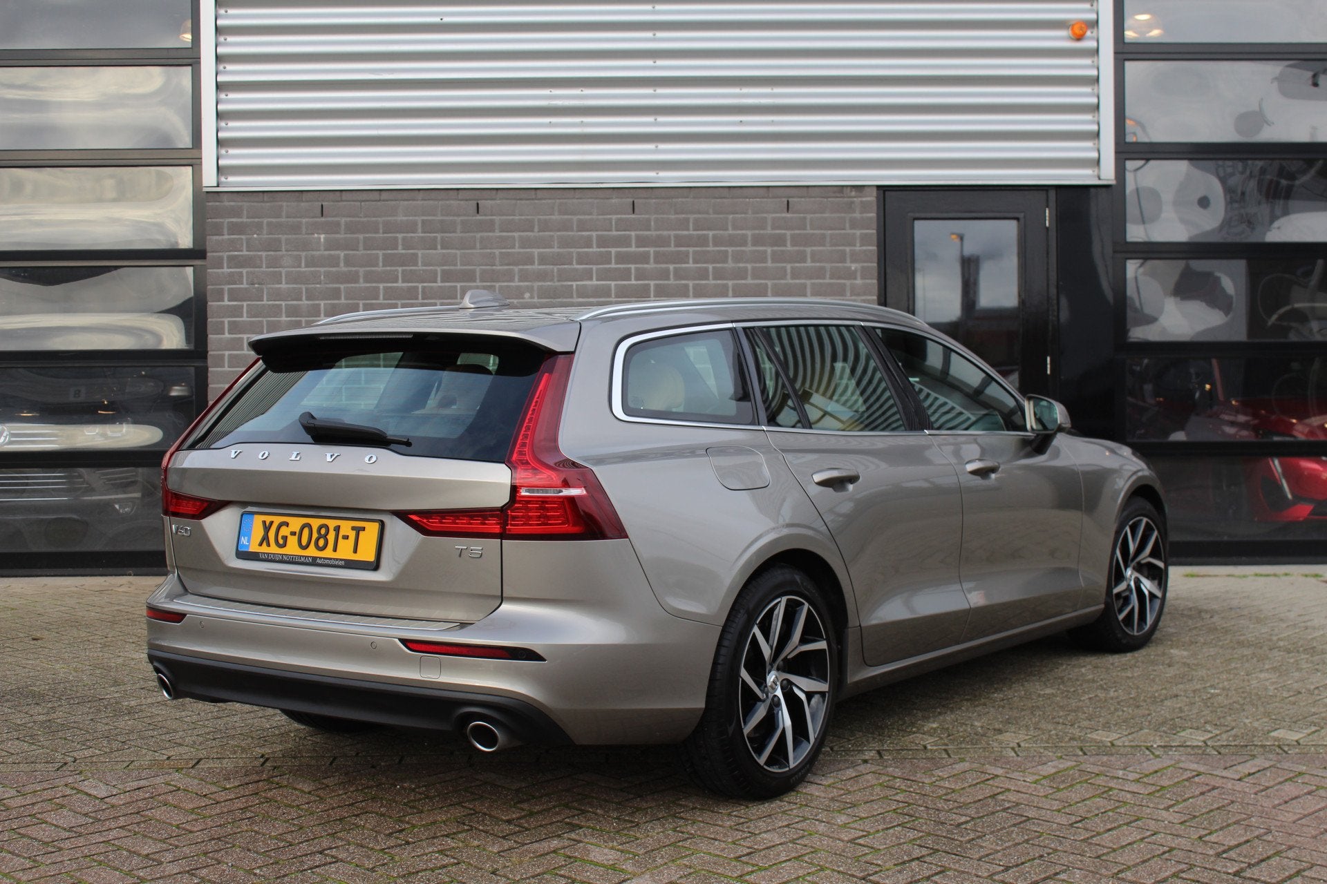 Volvo V60 2.0 T5 Momentum / Carplay / Leer / Trekhaak / N.A., Auto's, Volvo, 15 km/l, 4 cilinders, Zilver of Grijs, 750 kg