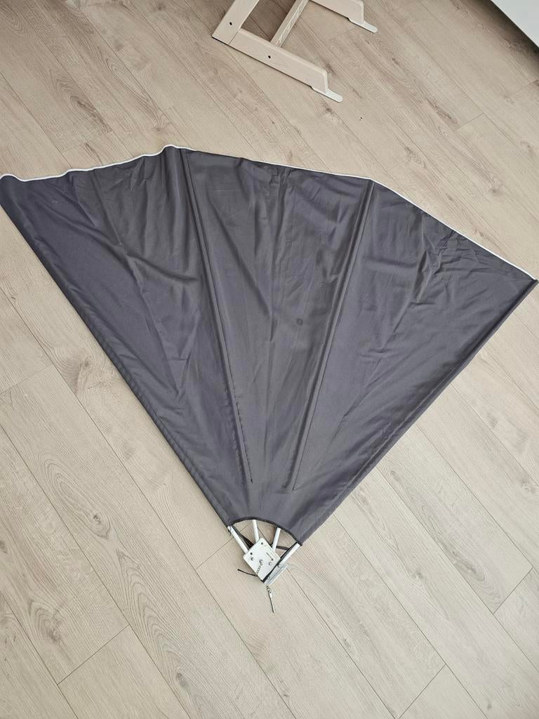 Grijze muurparasol voor balkon of terras, Tuin en Terras, Parasols, Ophalen of Verzenden, Gebruikt, 2 tot 3 meter, Muurparasol