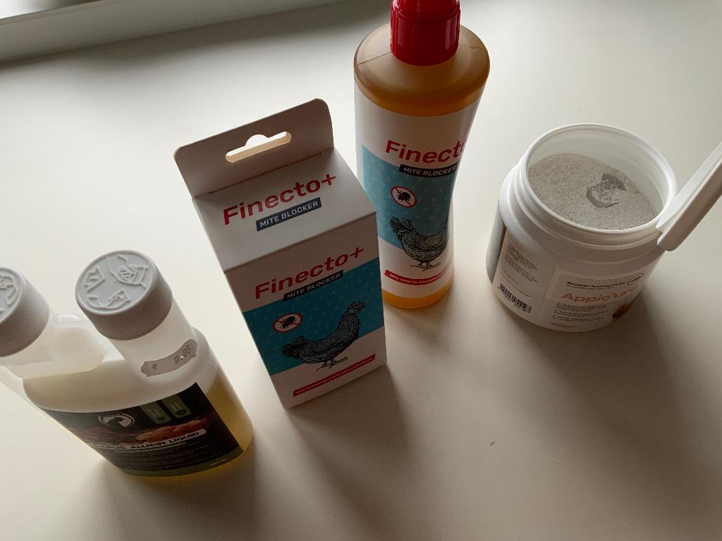 Diverse middelen tegen bloedluis bij kippen, Vrouwelijk, Kip