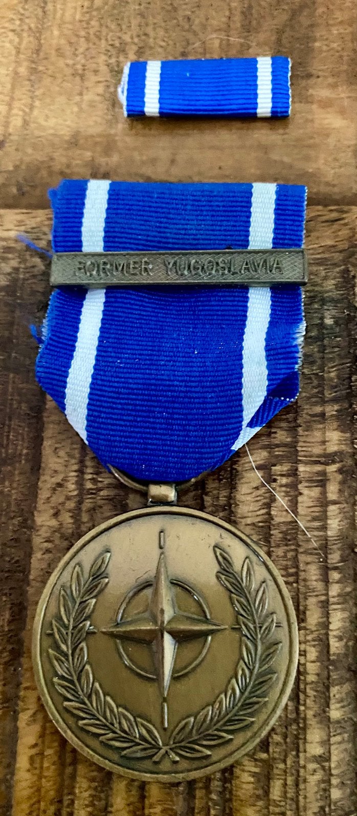 NAVO-medaille met baton en de gesp "FORMER YUGOSLAVIA”, Verzenden, Landmacht, Nederland, Lintje, Medaille of Wings