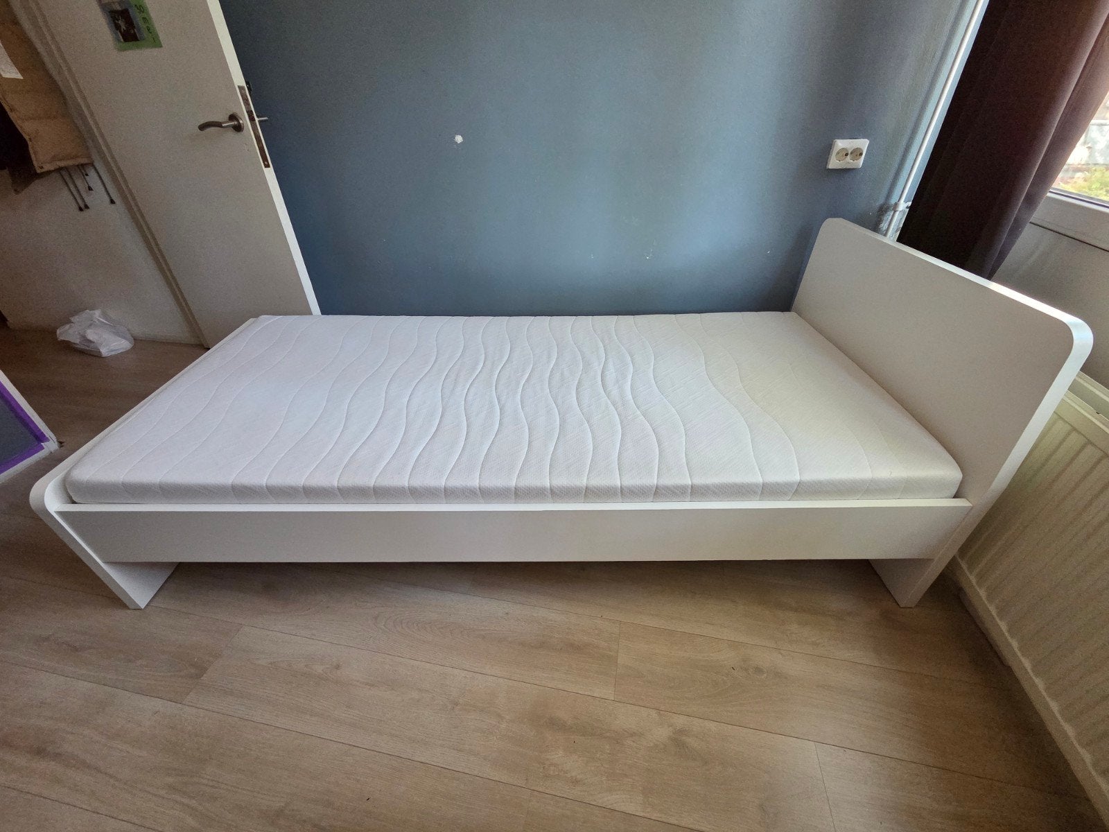 ikea askvoll bed 90x200 + matras + lattenbodem, Ophalen, 180 cm of meer, 85 tot 100 cm, Lattenbodem