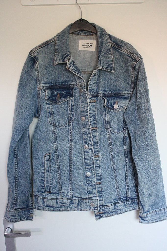 Blauw denim jas van Pull & Bear in maat M / L, Kleding | Dames, Jassen | Zomer, Maat 38/40 (M), Blauw, Ophalen of Verzenden, Zo goed als nieuw
