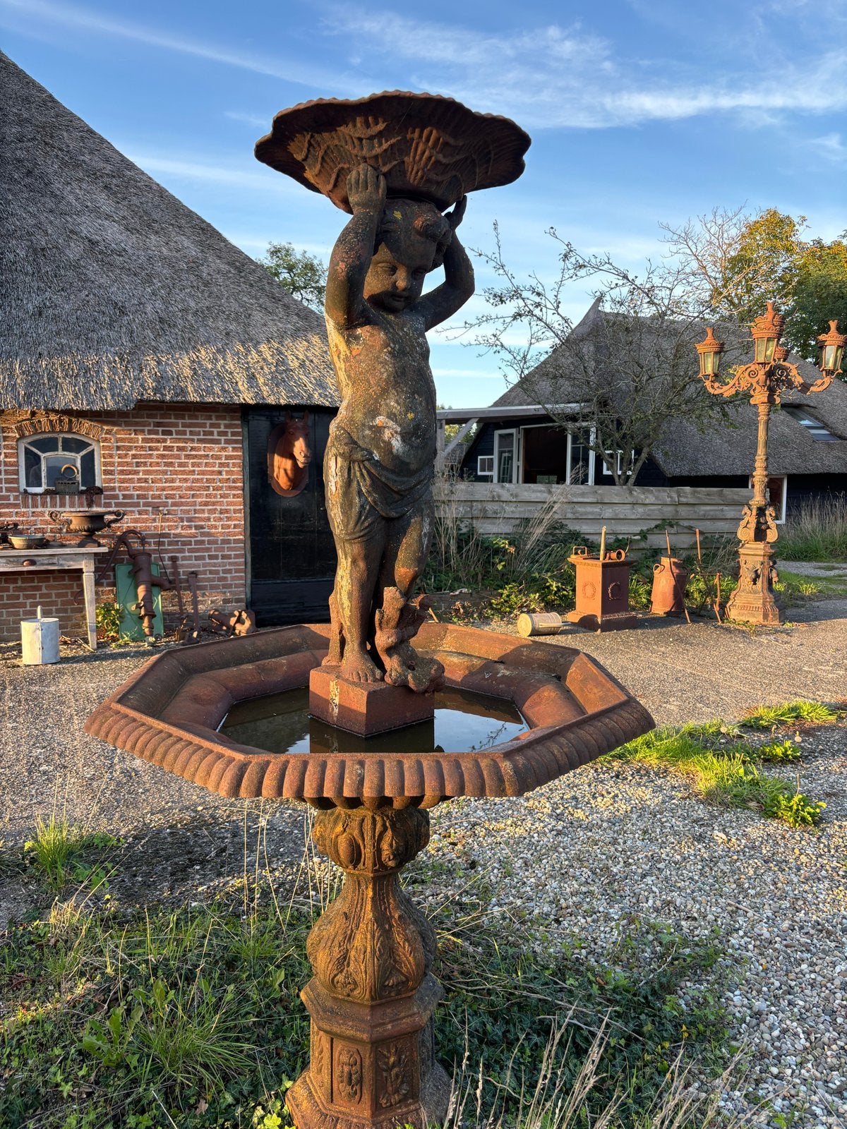 Antieke gietijzeren fontein met putto beeld, Tuin en Terras, Ophalen, Gebruikt, Hoevesteenwijkerwold@gmail.com, Metaal