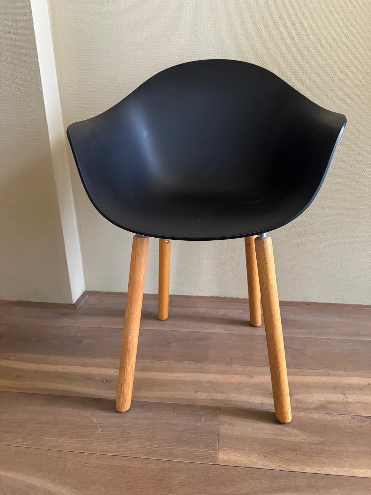TA Chair by Simone Viola voor TOOU - Zwart met houten poten, Huis en Inrichting, Stoelen, Gebruikt, Zwart, Eén, Modern, Design, Scandinavisch