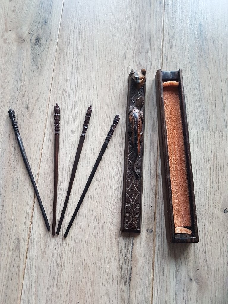 Houtsnijwerk eetstokjes in kistje. Salamander en kikker?, Antiek en Kunst, Overige onderwerpen, Houtsnijwerk, Minder dan 20 cm