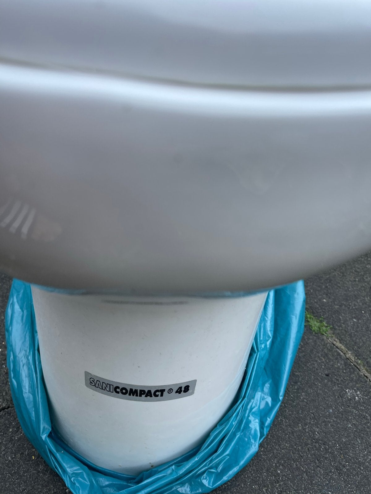 SaniCompact 48 Toilet met ingebouwde vermaler, Doe-het-zelf en Verbouw, Ophalen of Verzenden, Gebruikt, Toilet