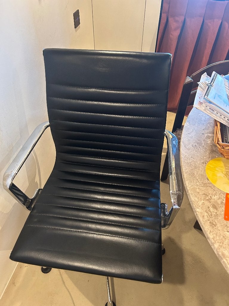2x Bureaustoel Eames-stijl zwart - 1 met schade op leuning, Ophalen, Gebruikt, Twee, Zwart