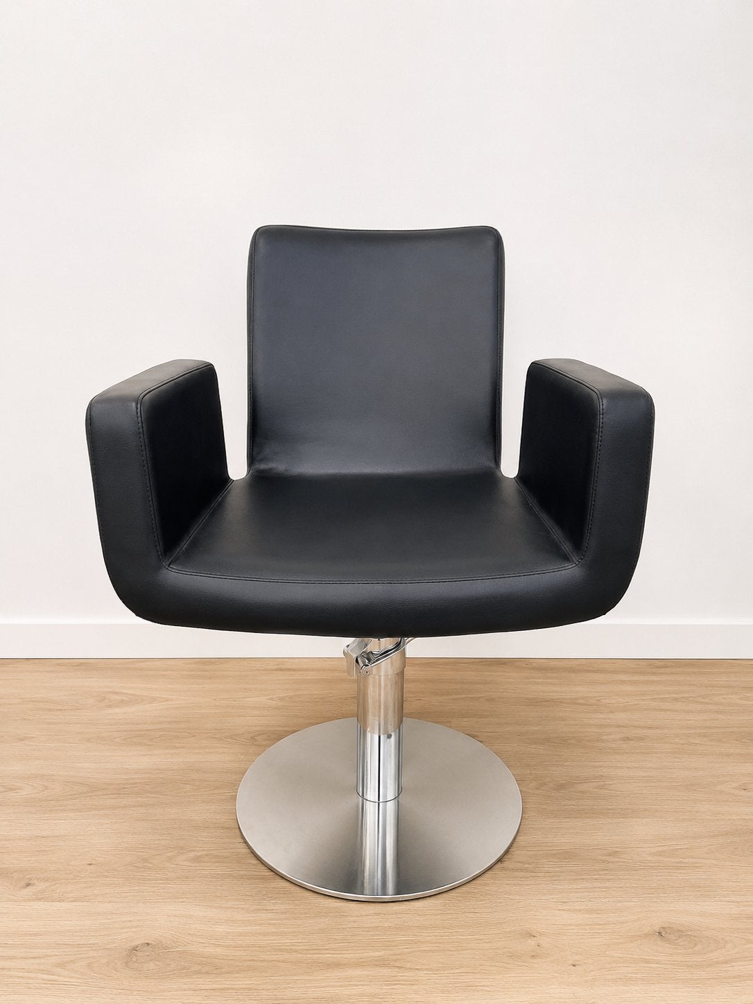 Moderne Zwarte kappers stoelen meerdere beschikbaar, Ophalen, Zwart, Leer, Zo goed als nieuw