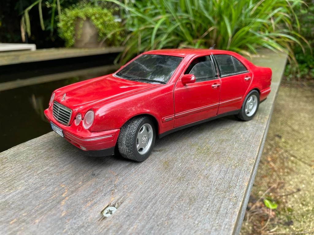 Mercedes E-klasse (W210) rood - Schaalmodel 1:18 Sun Star, Hobby en Vrije tijd, Modelauto's | 1:18, Ophalen of Verzenden, Gebruikt