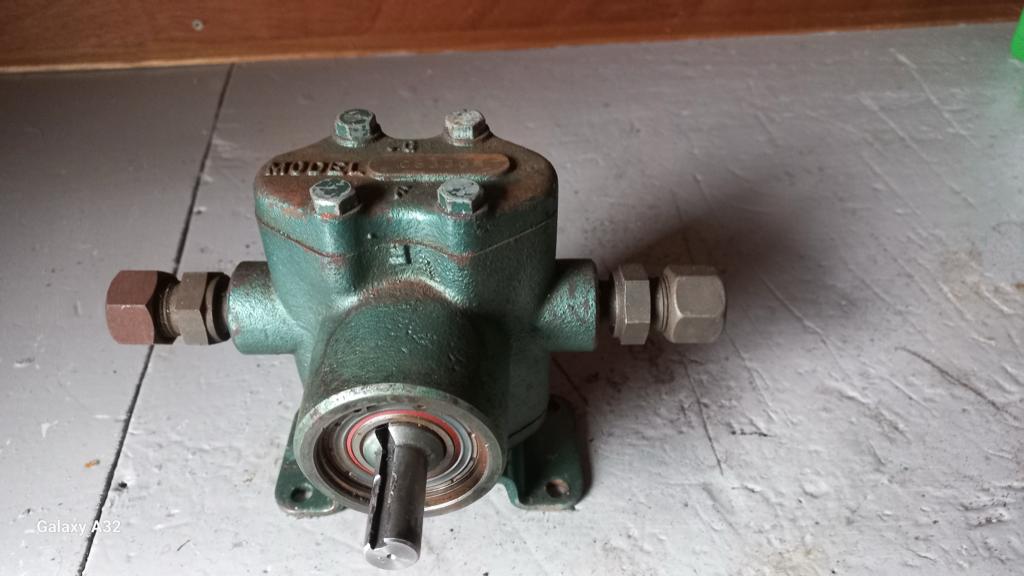 Hydraulic pump, Ophalen, Zo goed als nieuw