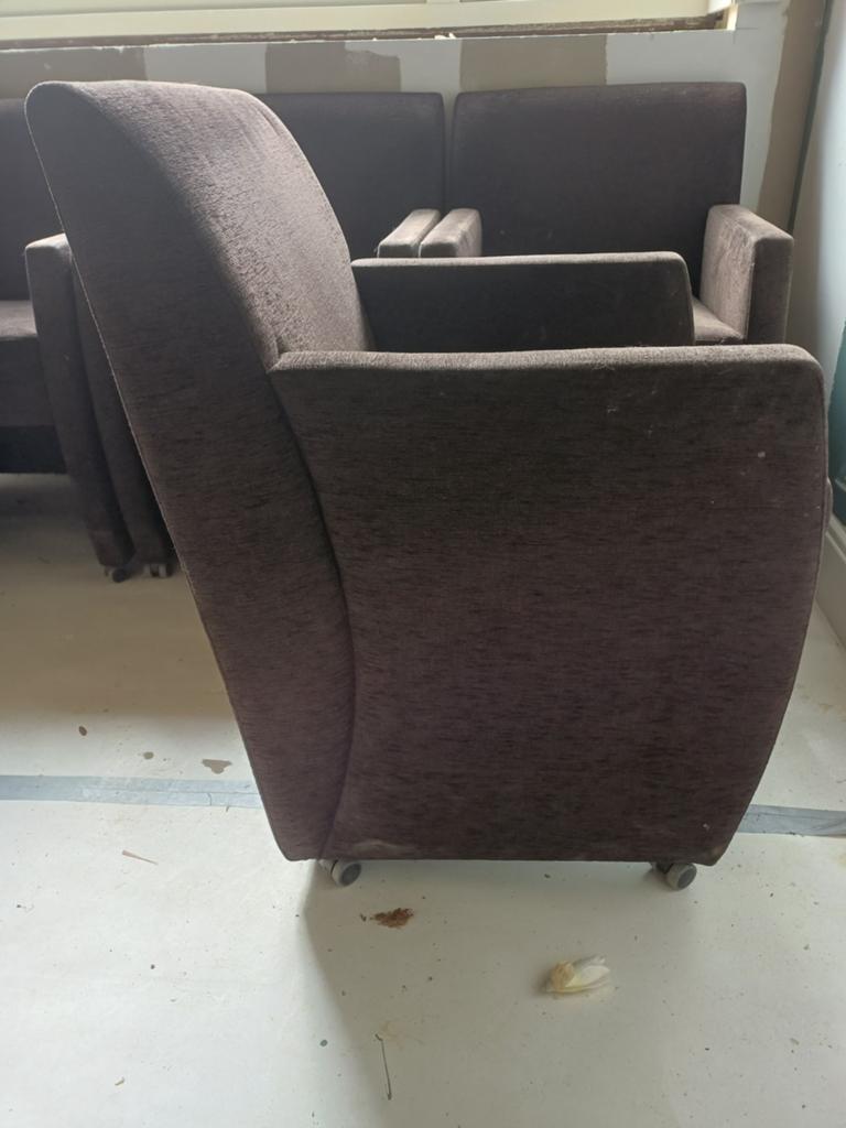 Comfortabele bruine fauteuil op wieltjes 4 stuks, Huis en Inrichting, Ophalen, Gebruikt, 75 tot 100 cm, 75 tot 100 cm