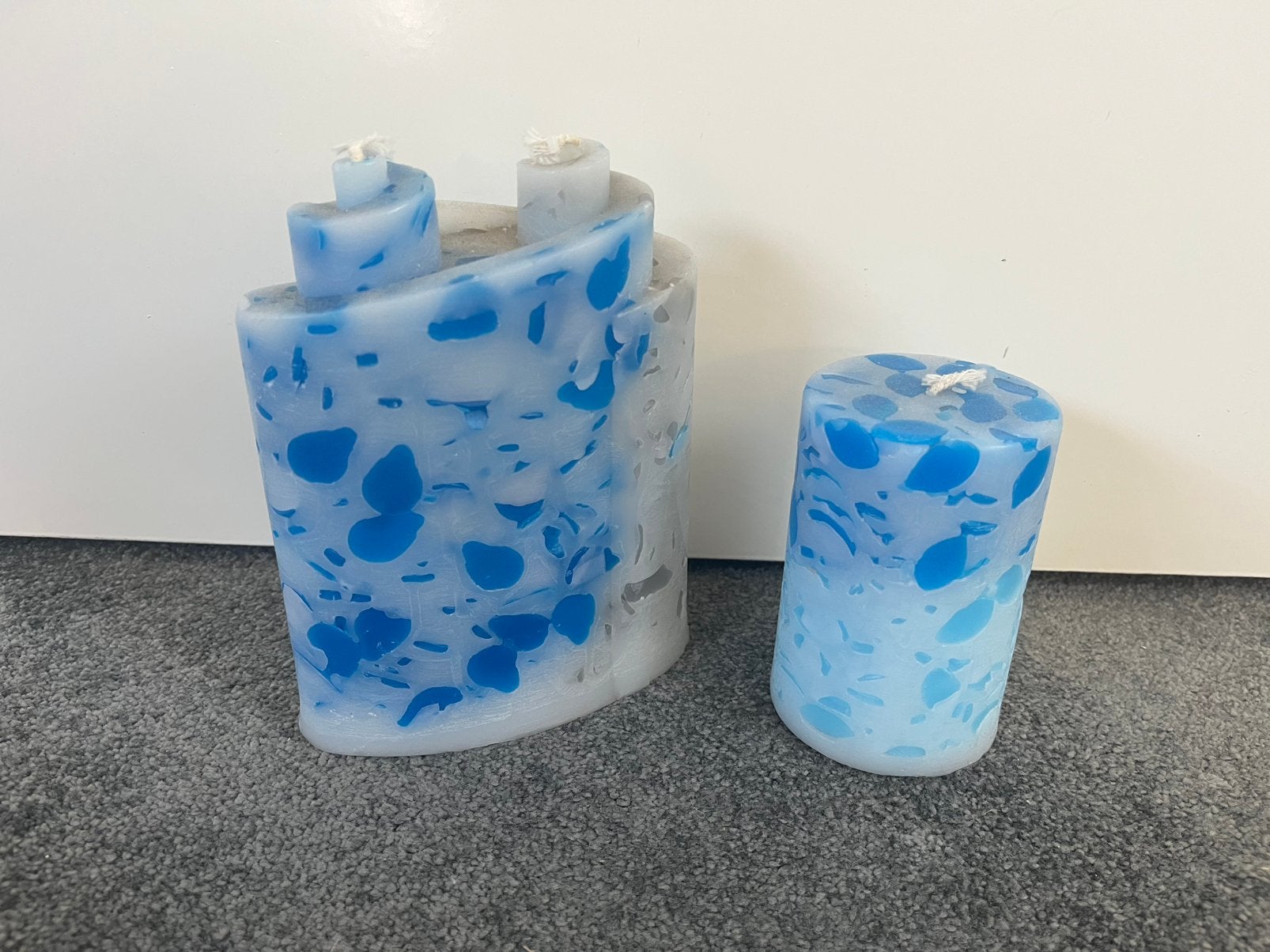 2 st. blauw grijze kaarsen, Blauw, Natuurlijk materiaal, Nieuw, Ophalen of Verzenden