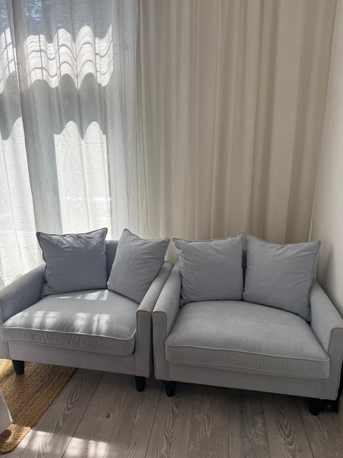 Prachtige set: 2 lichtblauwe velours loveseats (97 cm breed), Huis en Inrichting, Fauteuils, Ophalen, 75 tot 100 cm, Zo goed als nieuw