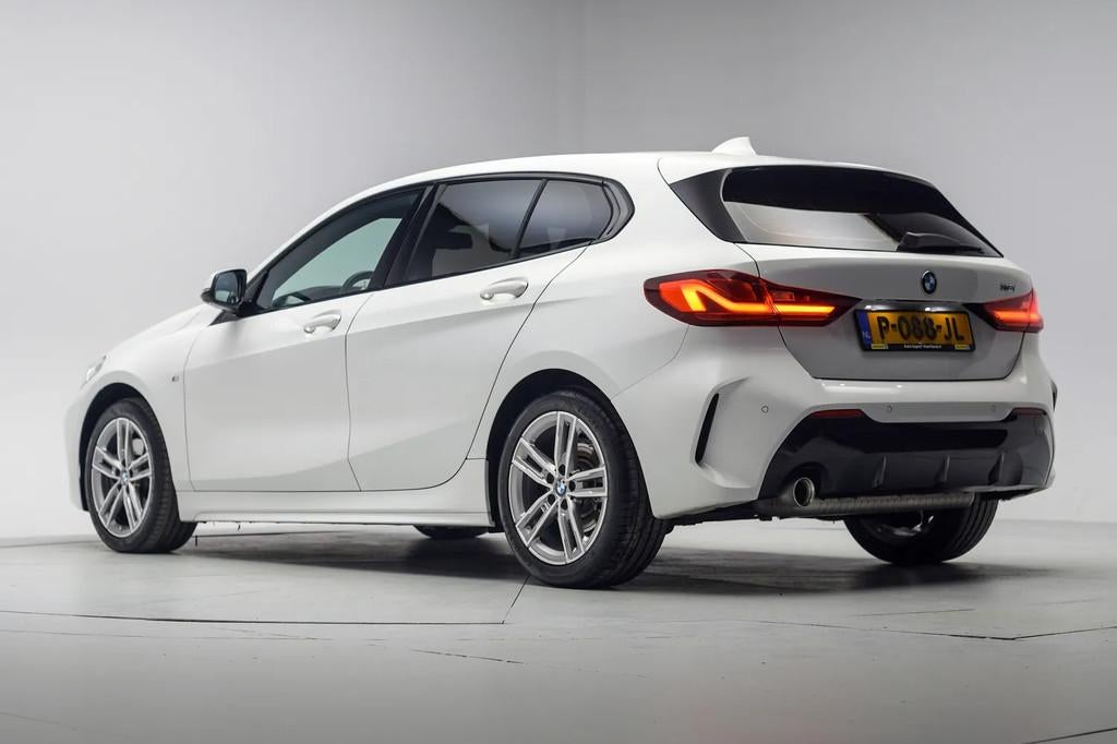BMW 1-serie 118i M Sport Business Edition Aut. [ LED Live co, Auto's, BMW, 136 pk, Gebruikt, 1295 kg, Wit