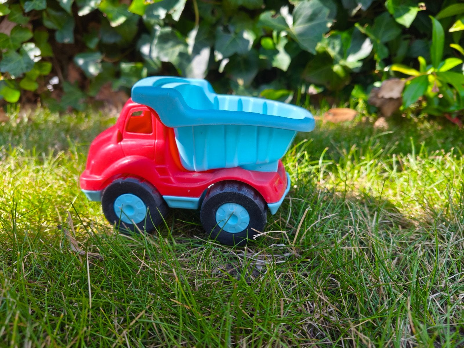 Kleine rood met blauwe speelgoed kiepwagen, Ophalen of Verzenden, Zo goed als nieuw