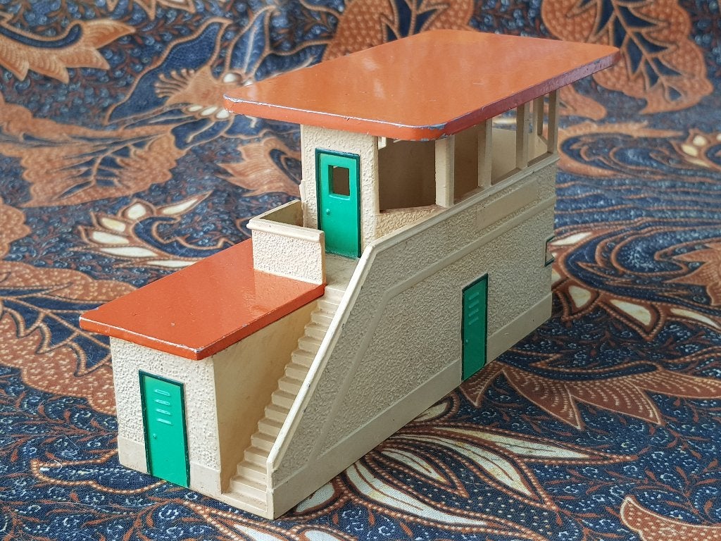 Mooi oud Engels Meccano model seinhuis van Hornby Dublo.