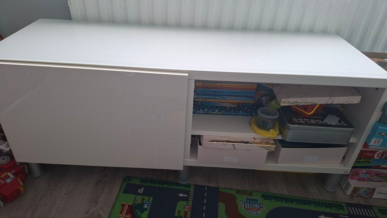 Lage IKEA meubelkast op poten met glasplaat, Huis en Inrichting, Ophalen, 150 tot 200 cm, Zo goed als nieuw, Minder dan 100 cm