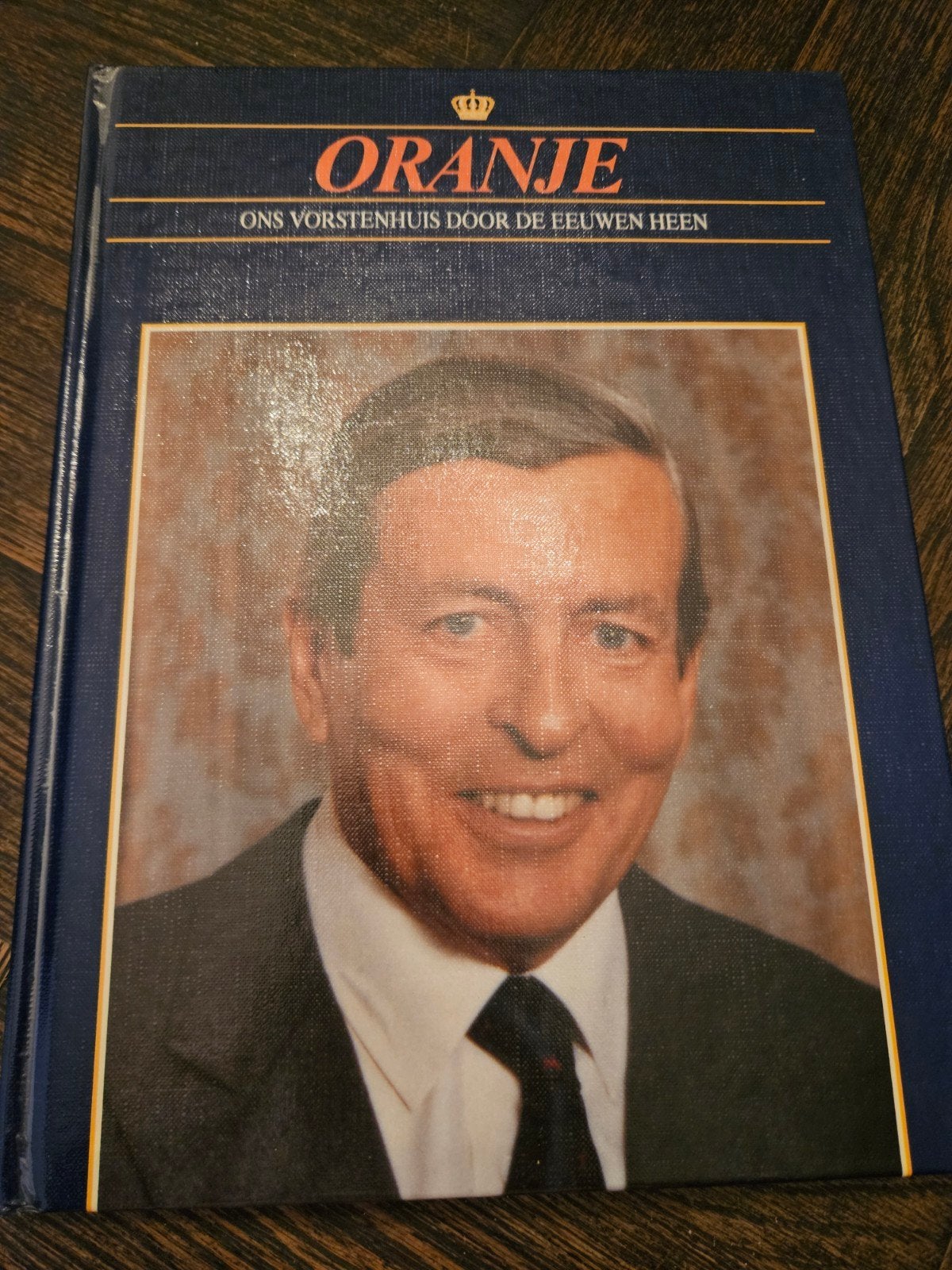 Boek Oranje: Ons Vorstenhuis door de Eeuwen Heen, Ophalen of Verzenden, Nieuw, Nederland, Tijdschrift of Boek