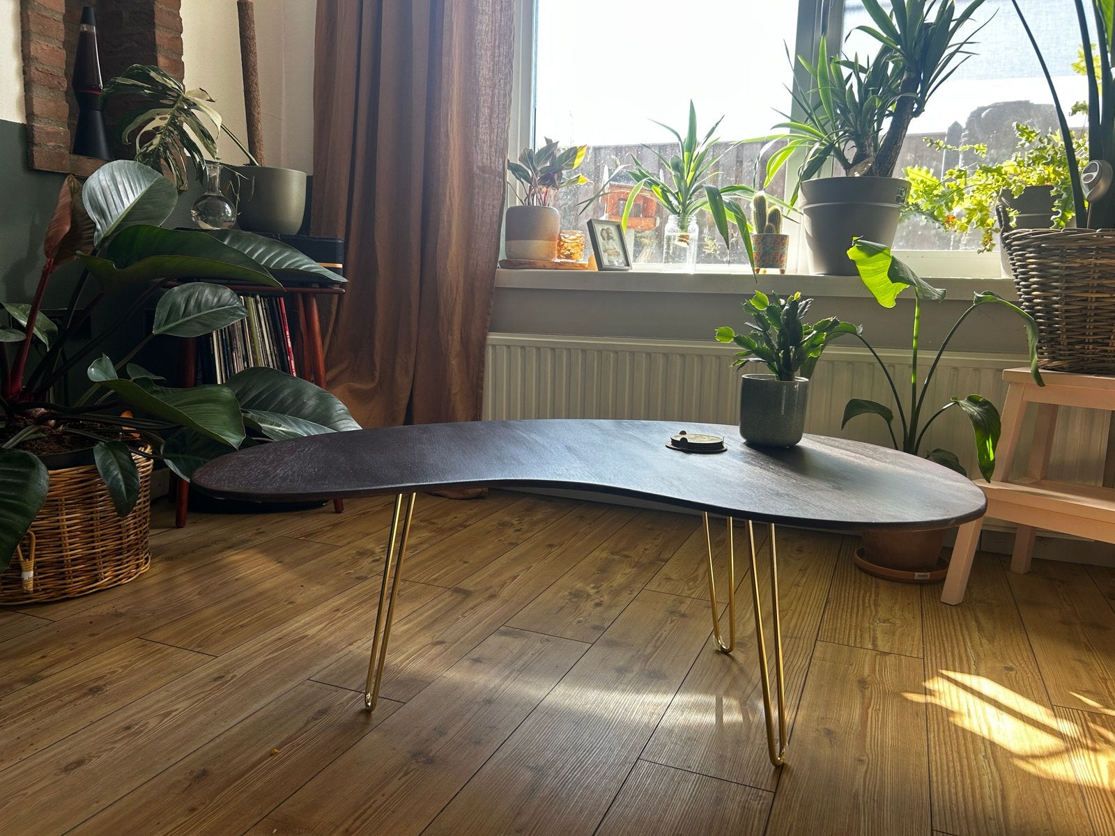Uniek opgeknapt salontafeltje met gouden hairpin poten, Huis en Inrichting, Ophalen, 100 tot 150 cm, 50 tot 100 cm, Zo goed als nieuw