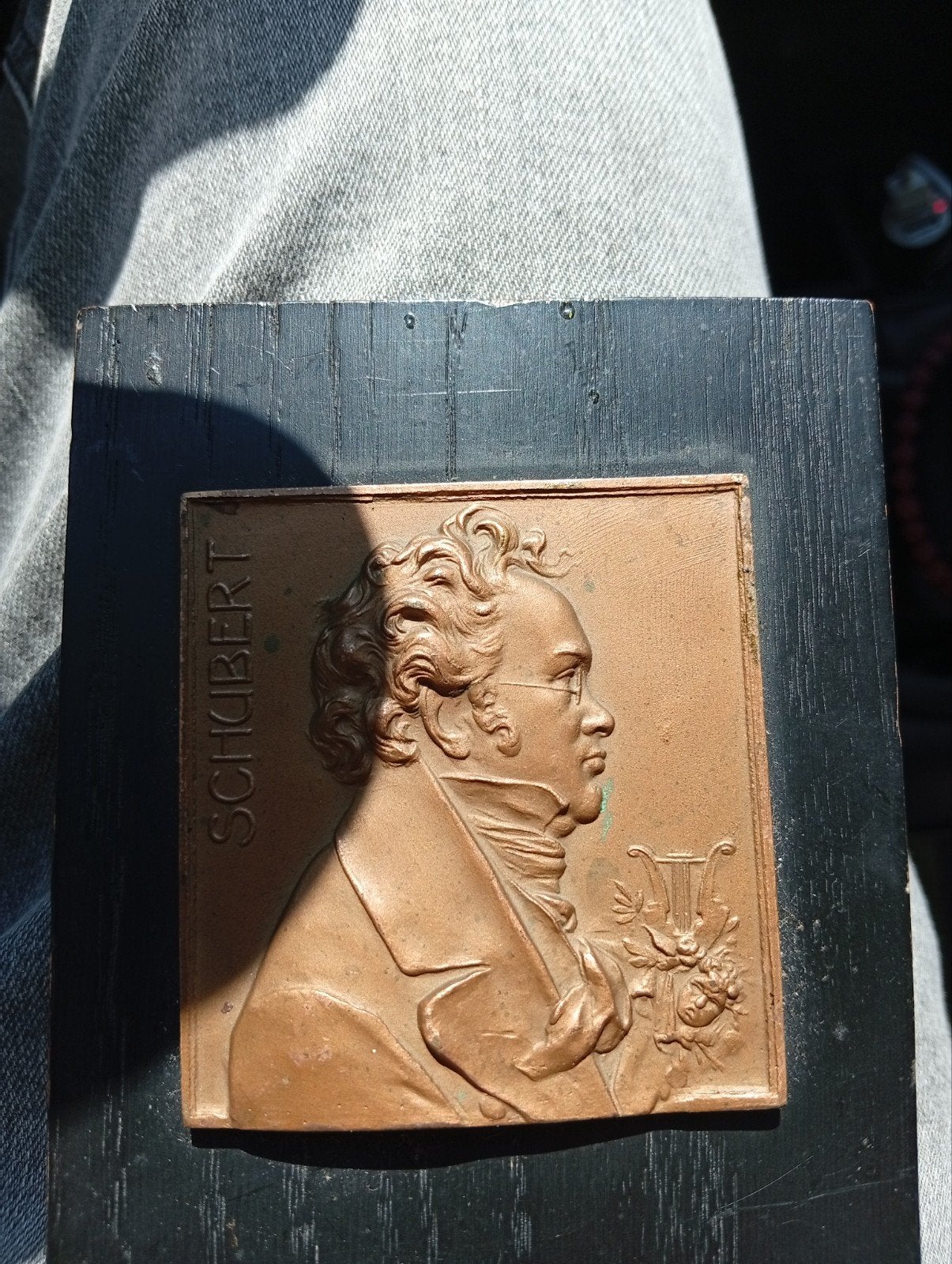 Bronzen plaquette Schubert op houten sokkel, Antiek en Kunst, Minder dan 20 cm, Ophalen of Verzenden, Brons, Op sokkel