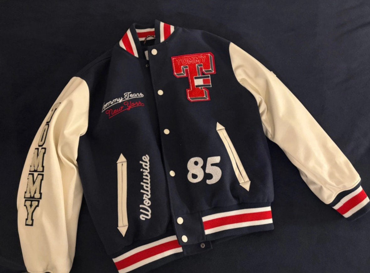Tommy Hilfiger varsity baseball jacket size Medium, Kleding | Heren, Jassen | Zomer, Ophalen of Verzenden, Zo goed als nieuw, Maat 48/50 (M)