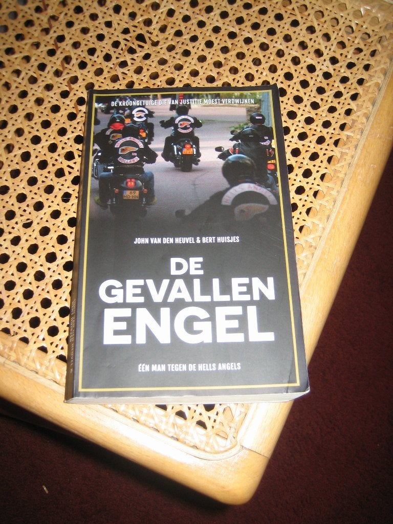 boek "de gevallen engel" - Hells Angels  John van den Heuvel, Gelezen, John van den Heuvel en Bert Huisjes, Ophalen of Verzenden