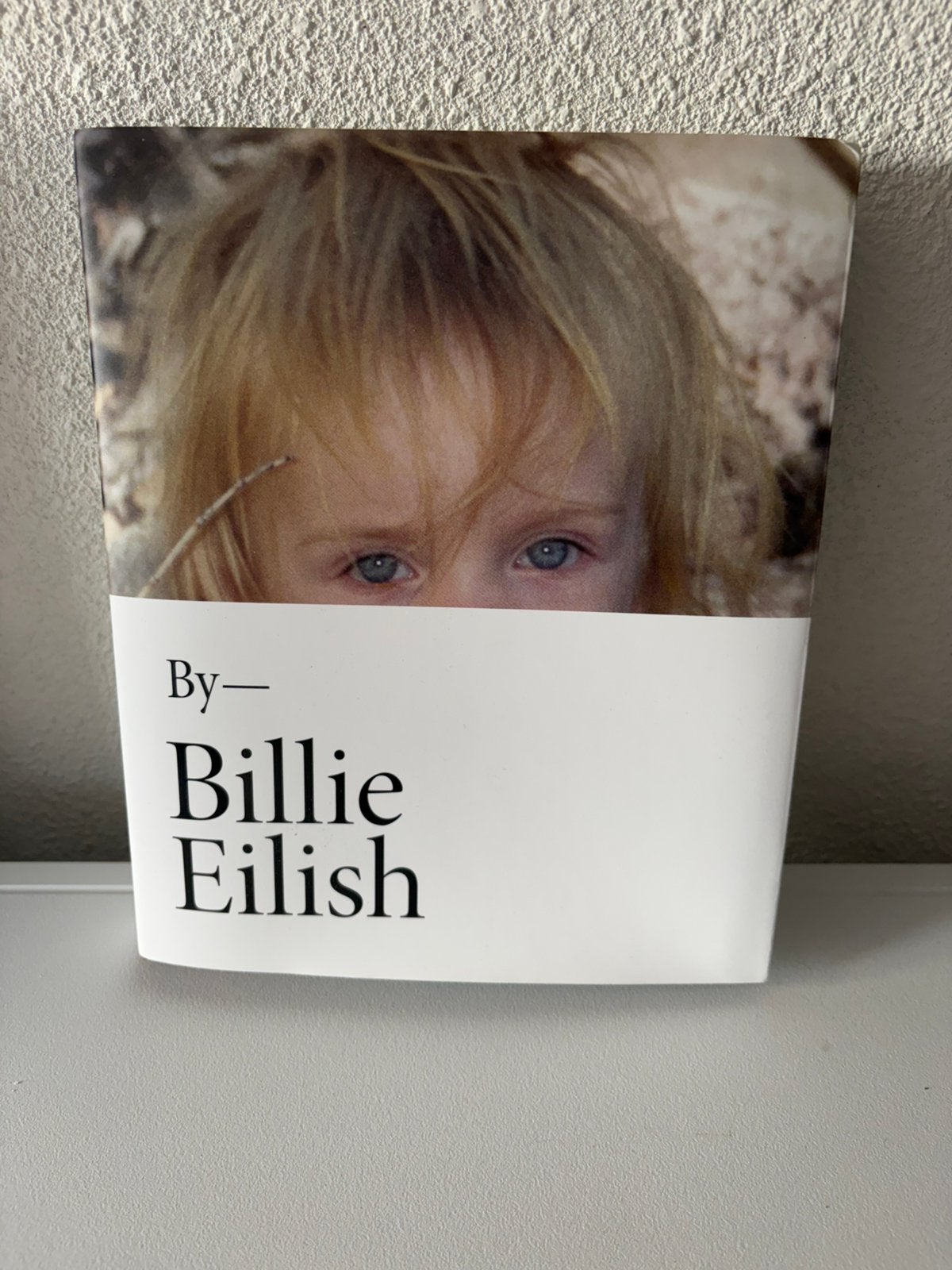 Billie Eilish boek “By Billie Eilish”, Verzamelen, Ophalen, Zo goed als nieuw, Boek, Tijdschrift of Artikel