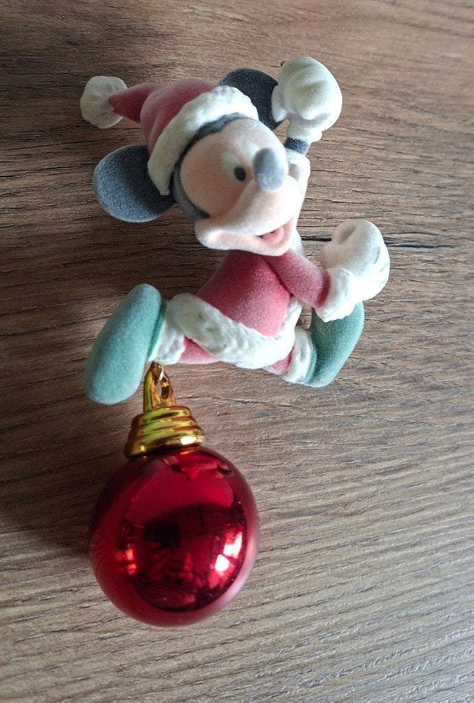 Mickey Mouse kerstornement met kerstbal, Ophalen of Verzenden, Mickey Mouse, Zo goed als nieuw, Beeldje of Figuurtje