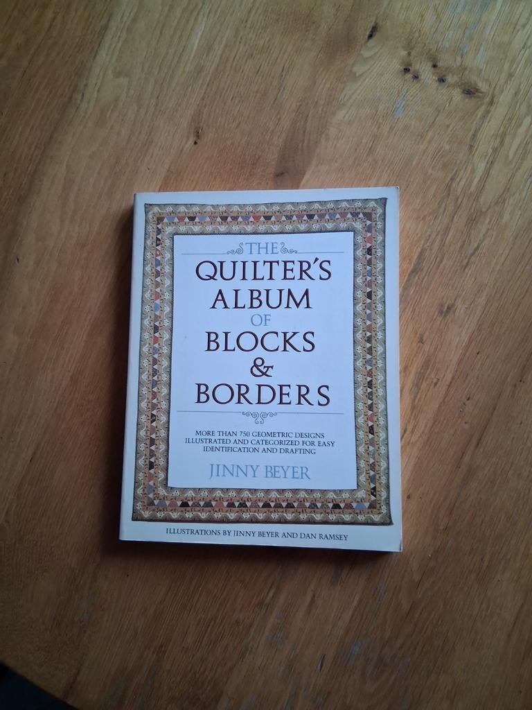 The Quilter's Album of Blocks & Borders - Jinny Beyer, Boeken, Ophalen of Verzenden, Gelezen, Borduren en Naaien, Jinny Beyer