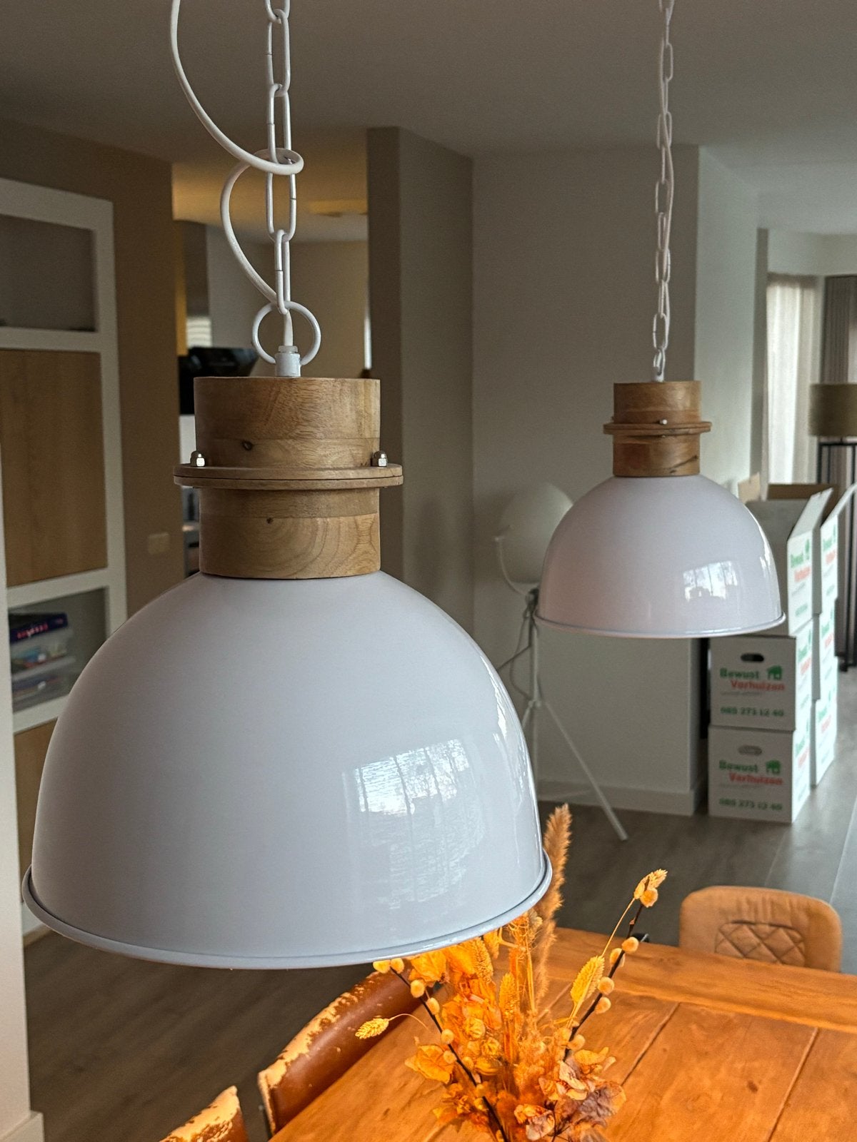 Twee hanglampen, wit met hout, wegens verhuizing, Ophalen of Verzenden, Gebruikt, Metaal
