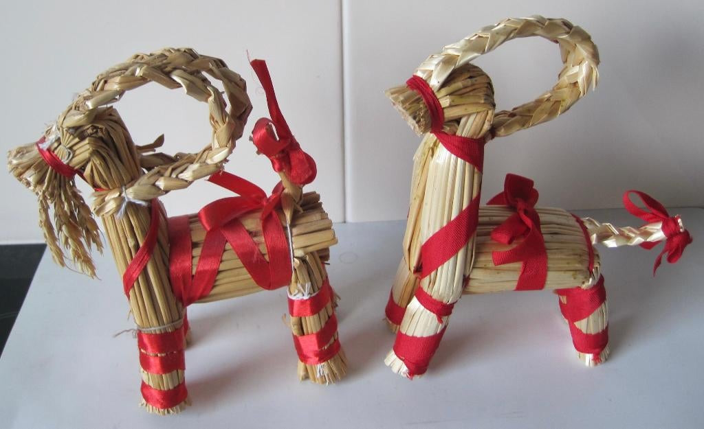 Scandinavische kerstdecoraties - Gävlebok -stro en rood lint, Diversen, Kerst, Ophalen of Verzenden, Zo goed als nieuw