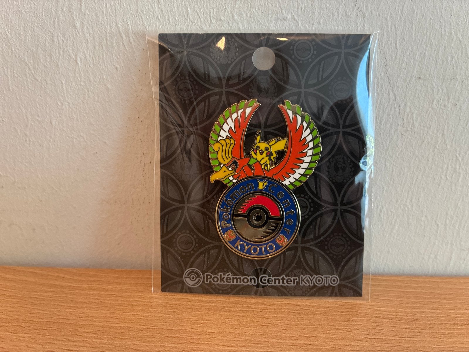 Pokémon Center Kyoto Ho-Oh & Pikachu Pin Badge, Ophalen of Verzenden, Nieuw, Overige typen