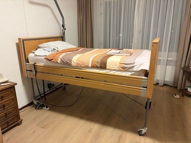Senioren bed, Ophalen, Eenpersoons, Bruin, Grenen