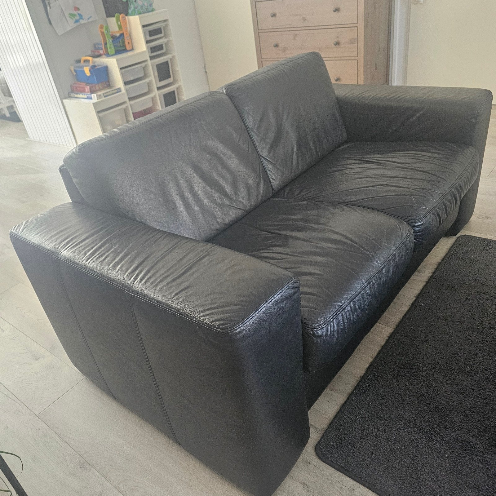 Tweezits leren bank - Zwart met lichte gebruikerssporen, Ophalen, Gebruikt, 150 tot 200 cm, Tweepersoons