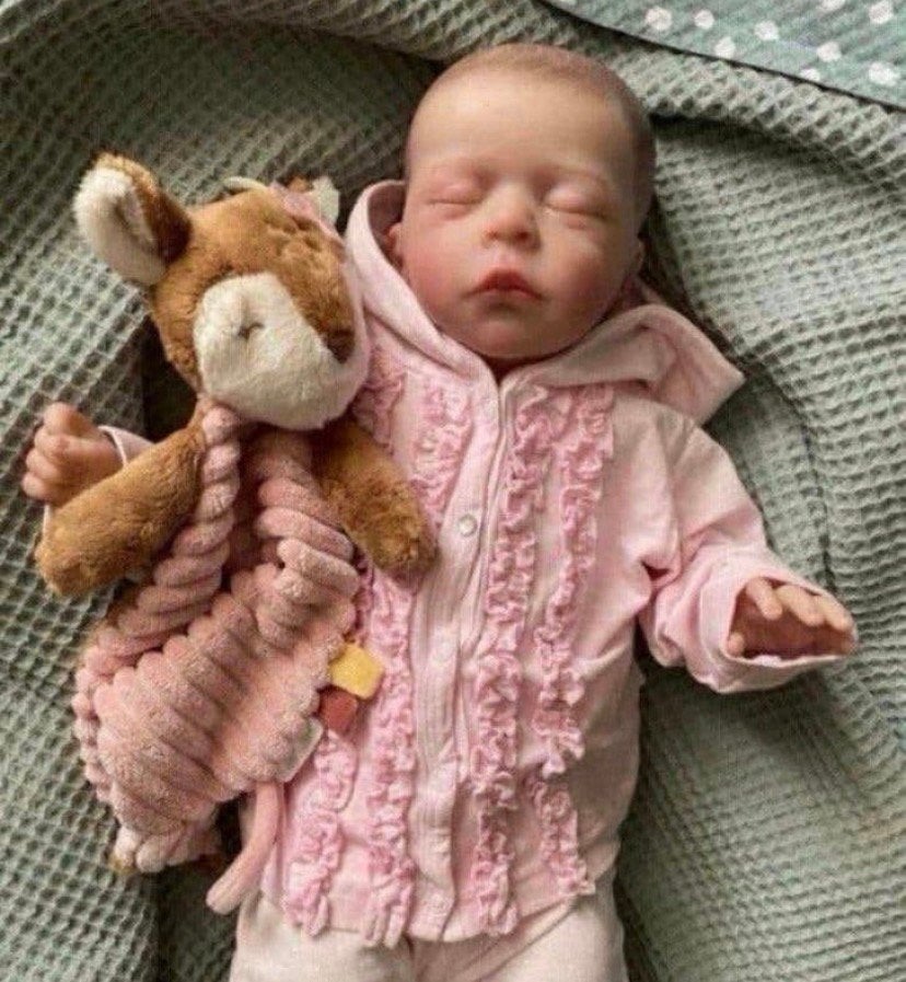 Slapend Reborn baby meisje, Verzamelen, Verzenden, Zo goed als nieuw, Babypop, Levensecht of Reborn