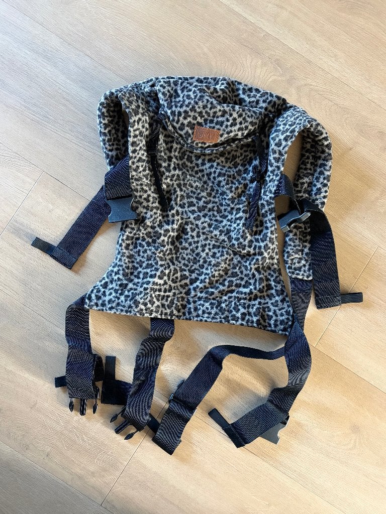 BYKAY draagzak Furry Leopard Grey, Kinderen en Baby's, Overige merken, Ophalen of Verzenden, Zo goed als nieuw, Buik, Rug of Zij