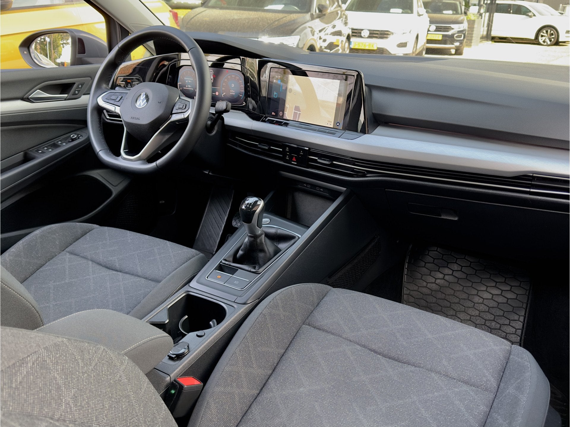 Volkswagen Golf 1.5 TSI R-LINE NAVI DIGI-DASH APPLE-CARPLAY, Auto's, Voorwielaandrijving, Euro 6, 4 cilinders, Grijs