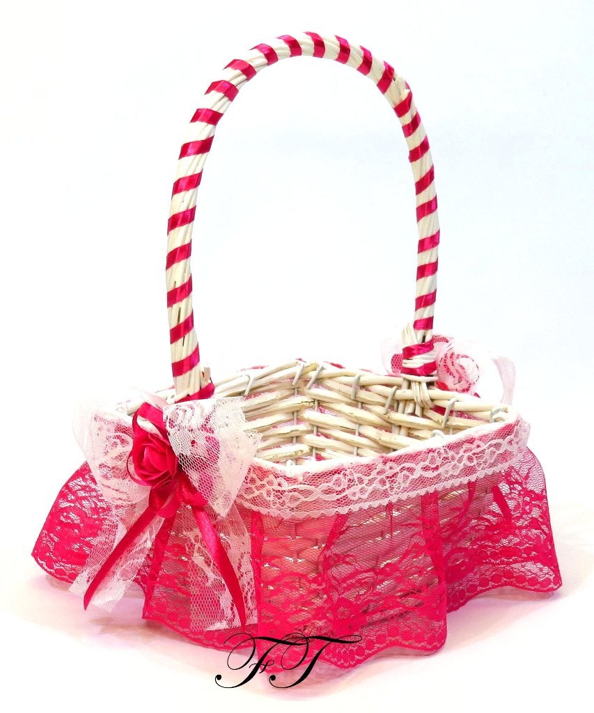 Prachtige witte rieten mandje met fuchsia kant., Ophalen of Verzenden, Nieuw, Versiering, Geboorte of Huwelijk