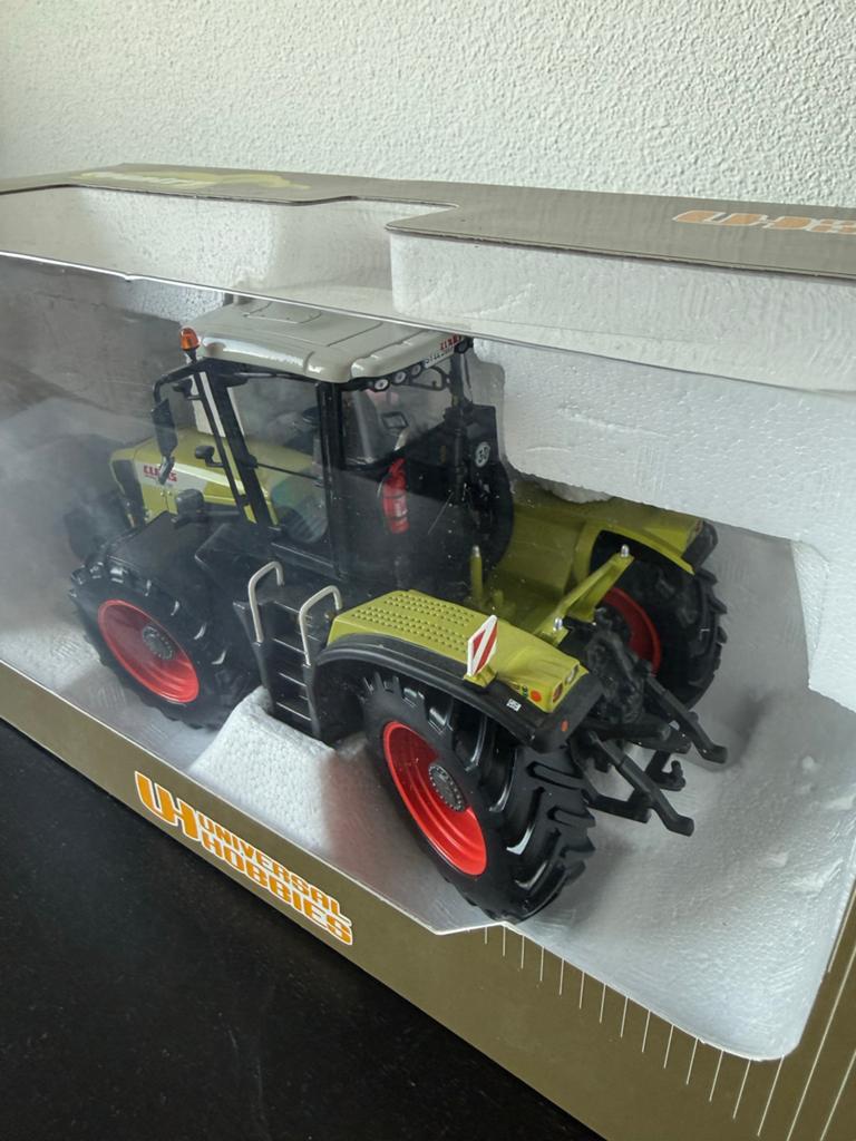 Claas xerionMiniatuur - Universal Hobbies, Ophalen of Verzenden, Nieuw, Tractor of Landbouw