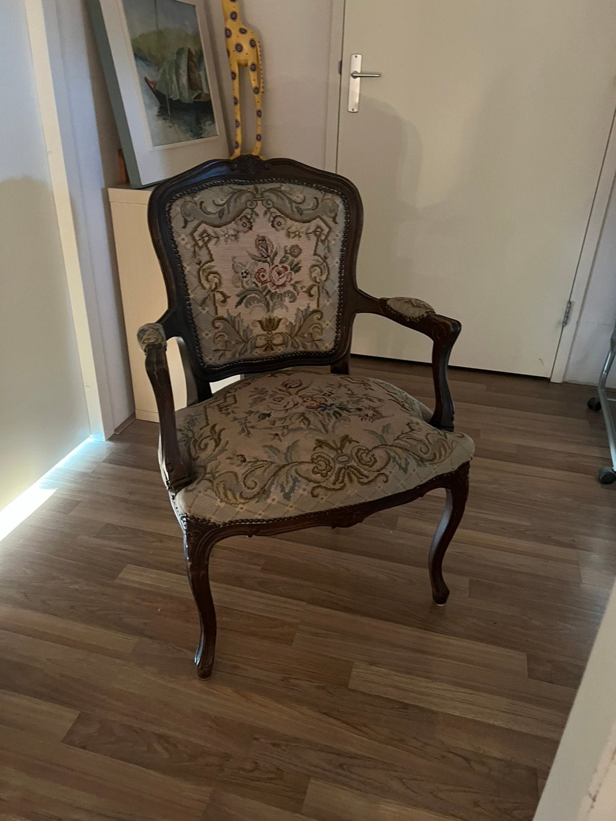 Antieke fauteuil met borduurwerk. Structureel in orde, Ophalen