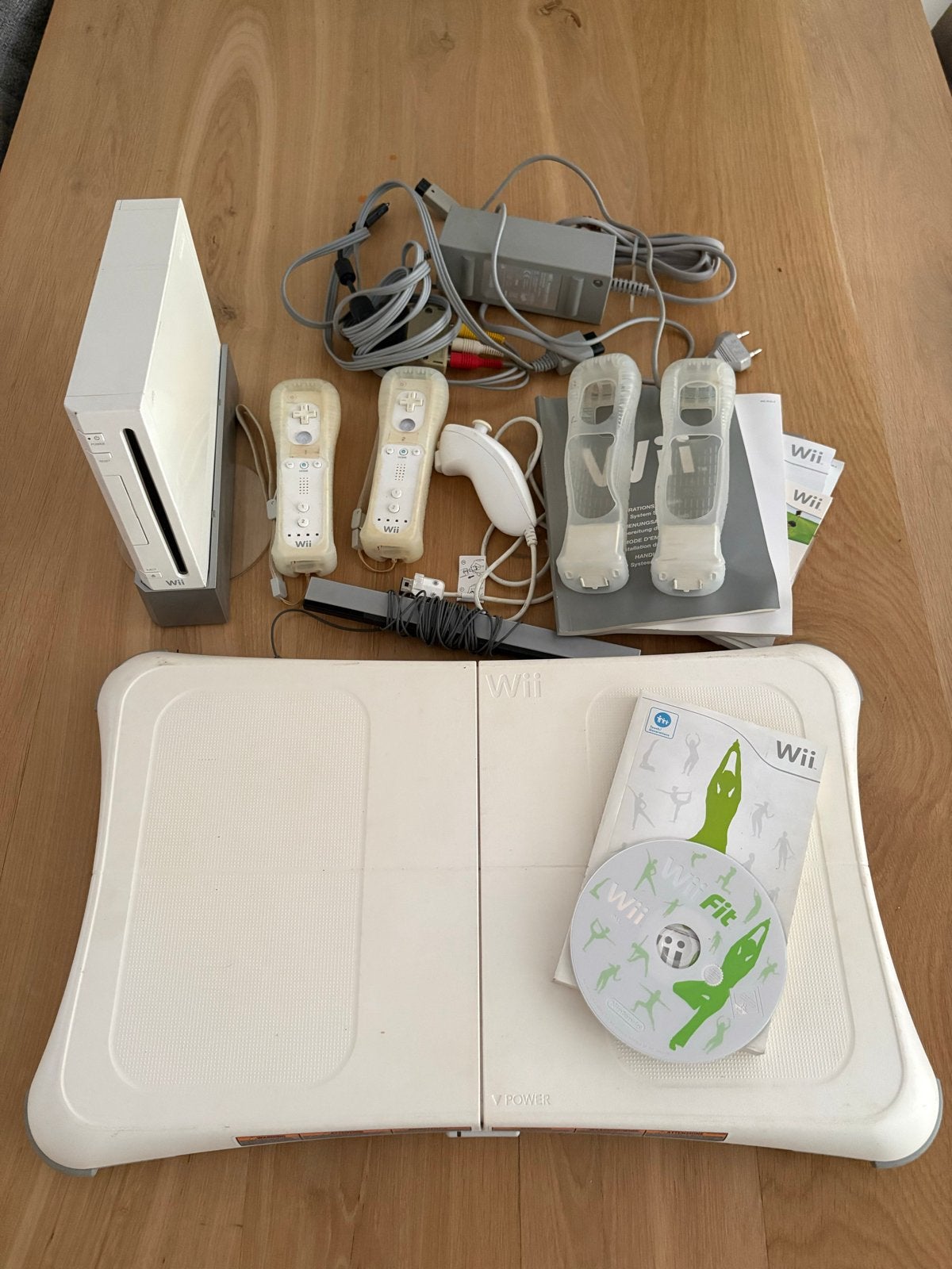Wii console met 2 controllers, Wii Fit en Balance Board, Ophalen of Verzenden, Gebruikt, Met 2 controllers, Met games