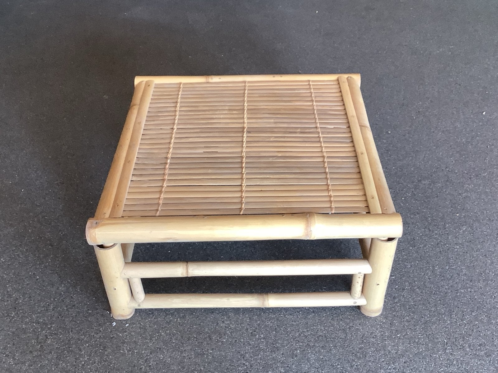 Stijlvolle Bamboe Bijzettafel - Zo goed als nieuw, Huis en Inrichting, Overige materialen, Minder dan 50 cm, Vierkant, Ophalen of Verzenden