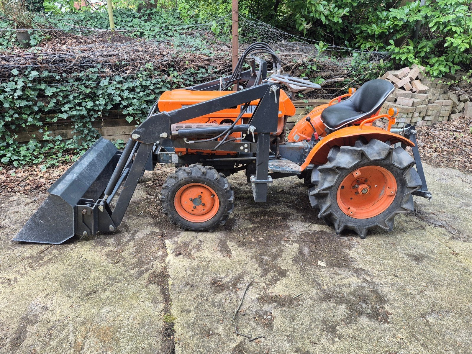 Kubota B7001 met dubbelwerkende voorlader, Ophalen, Gebruikt, Kubota