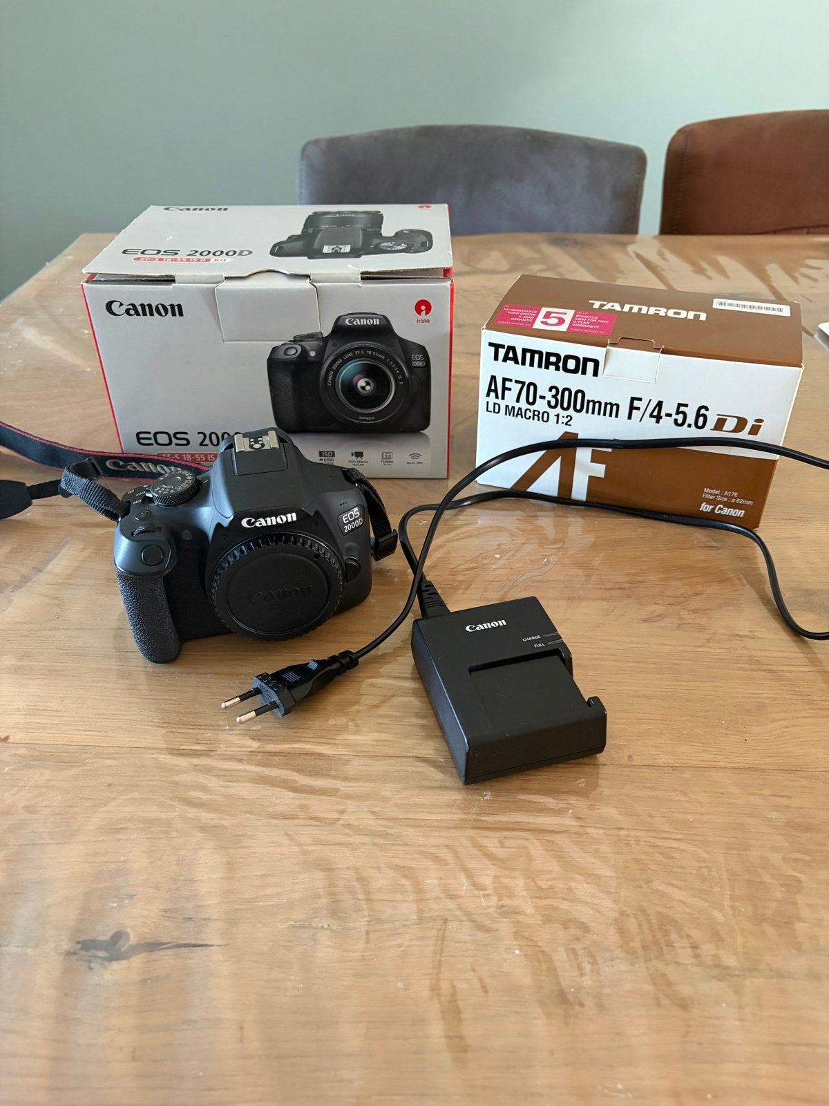Canon EOS 2000D spiegelreflexcamera met wifi en lens, Ophalen, Gebruikt, Accu, Spiegelreflex