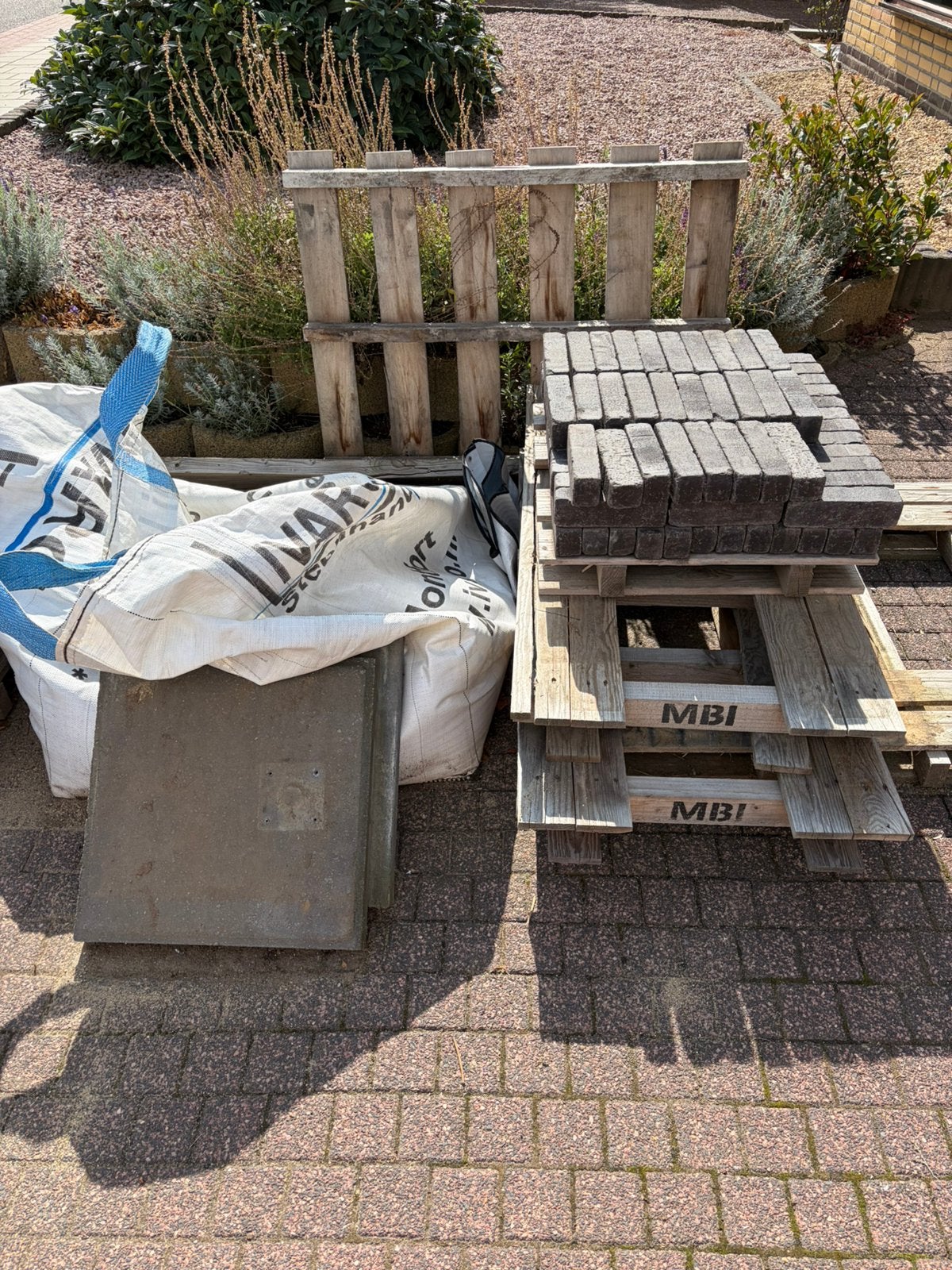 Zand, tegels en waaltjes donkergrijs tuinmaterialen, Ophalen, Nieuw, Hout