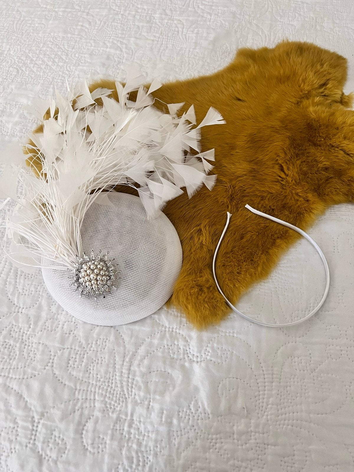Chic wit dopje,veer,witte fascinator hoed,zilveren broche, Ophalen of Verzenden, Nieuw, One size fits all