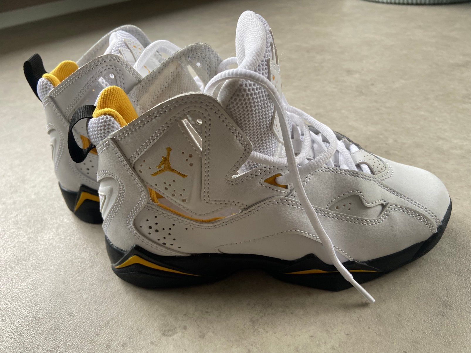 Jordan’s maat 36, Sport en Fitness, Basketbal, Ophalen of Verzenden, Zo goed als nieuw, Schoenen