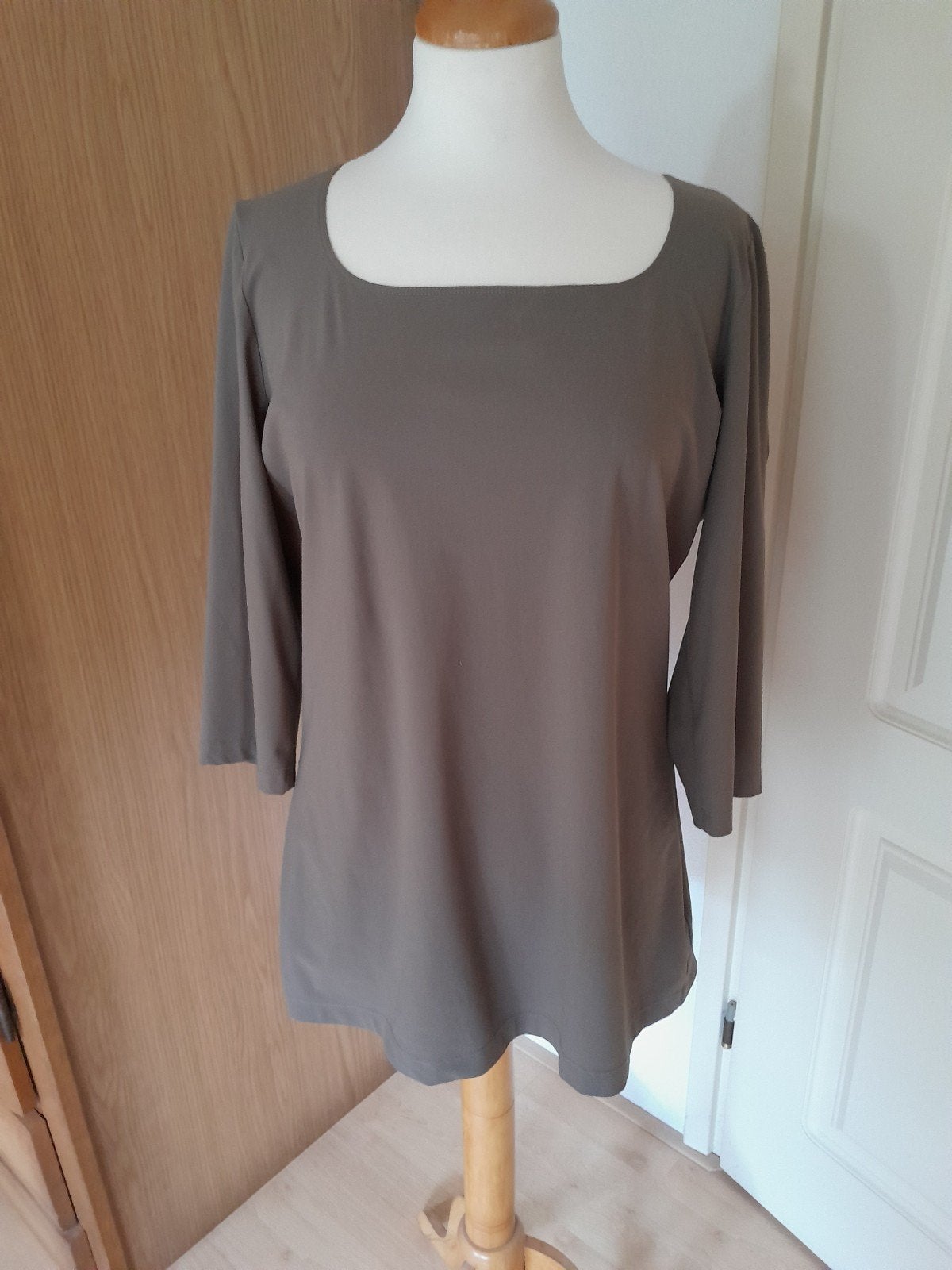 Taupe top shirt van Moq travelstof valt als 40/42, Moq, Verzenden, Zo goed als nieuw, Maat 42/44 (L)