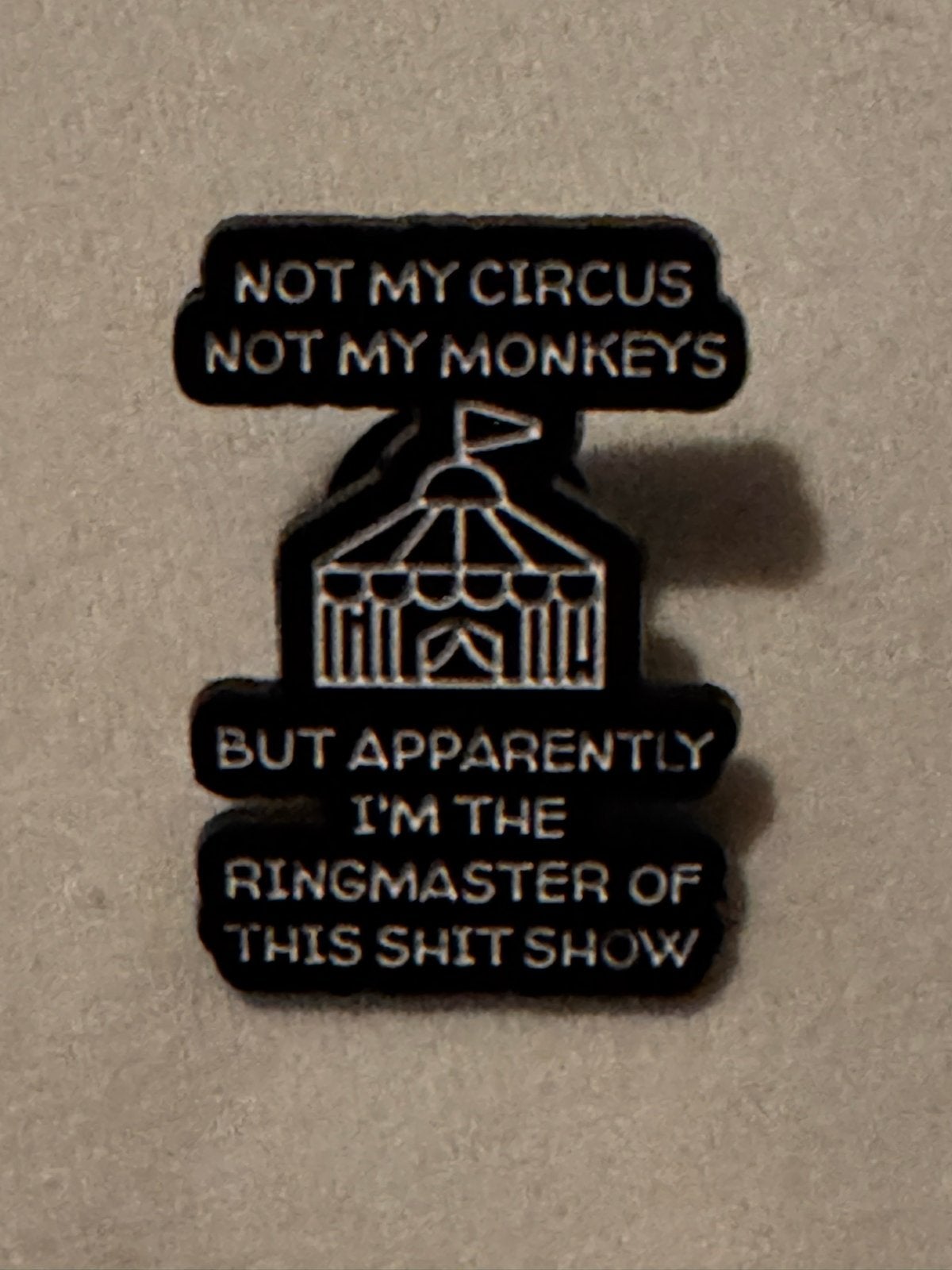 Grappige broche: Not My Circus, Not My Monkeys, Overige materialen, Zwart, Minder dan 4 cm, Nieuw