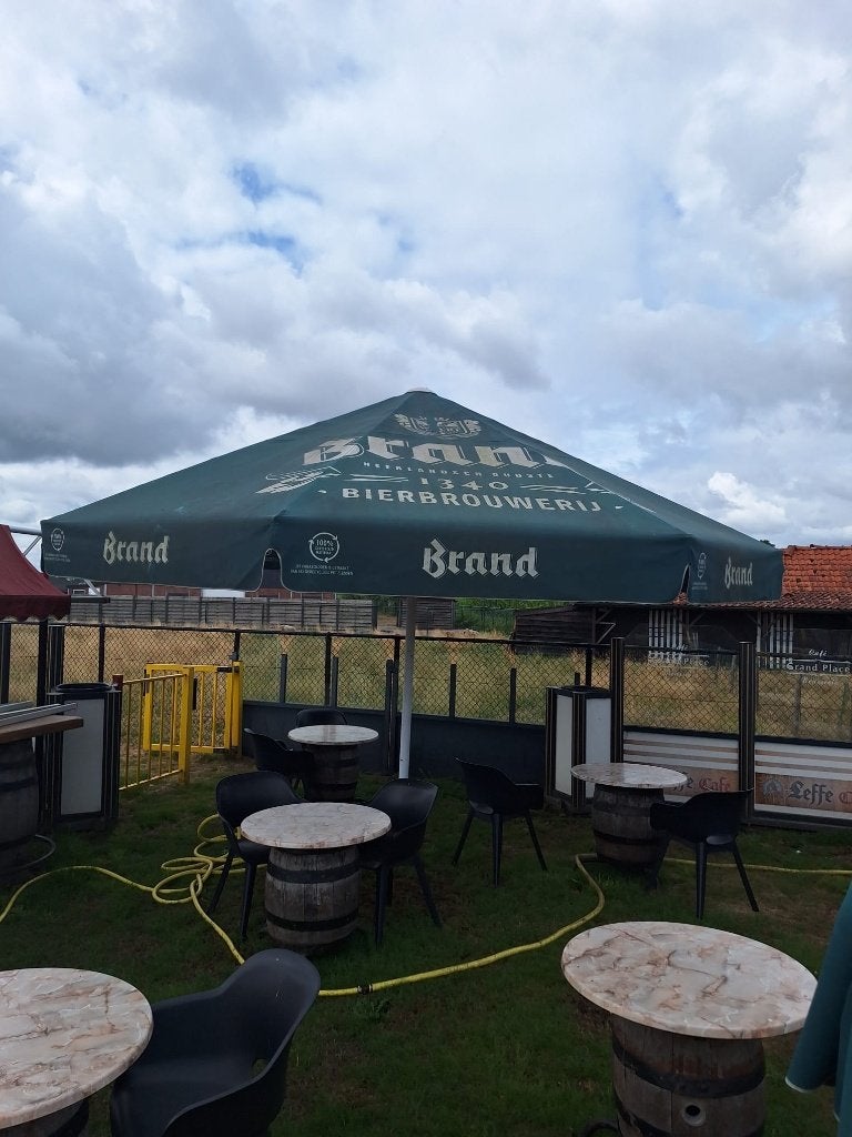 Grote horeca‑parasol 5 meter, Tuin en Terras, Parasols, Gebruikt, Overige typen, Meer dan 4 meter, Ophalen